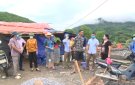 Đồng chí Bí Thư huyện ủy kiểm tra tiến độ làm nhà khu tái định cư bản Co Me, xã Trung Sơn.