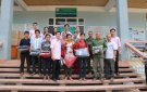 Ngân hàng Chính sách xã hội - Chi nhánh Thanh Hóa tặng quà cho bà con nhân dân, học sinh tại các xã Trung Thành, Trung Sơn (Quan Hóa).